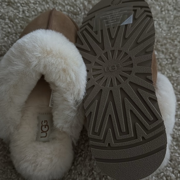 UGG Disquette Platform Slippers - Picture 3 of 3